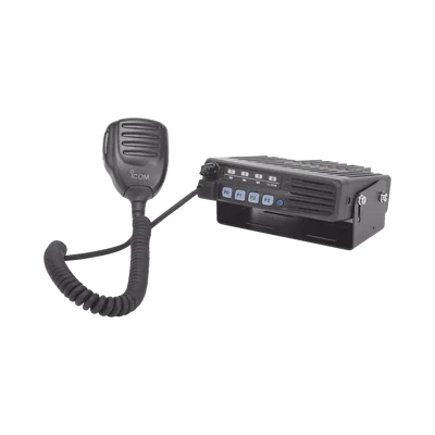 Radio Móvil Analógico en rango de frecuencia 136-174 MHz, 50 W de potencia de RF. Incluye micrófono, cable de corriente y bracket.