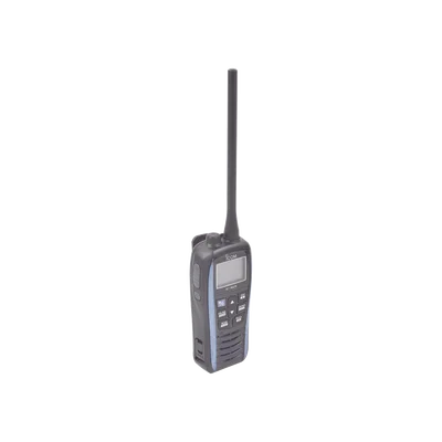Radio portátil marino color azul metálico, 5 W de potencia RF, 0.5 W de salida de audio, flotante, sumergible IPX7, Tx: 156.025-157.425MHz, Rx: 156.050-163.275MHz , incluye batería de 1500mAh, cargador, antena clip y correa de mano